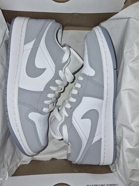 Nike Low-Top Sneakers in Light Gray and White